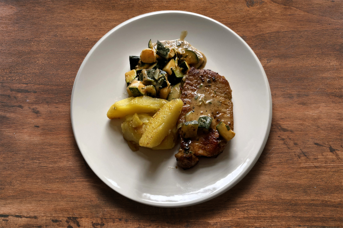 Beefsteak mit Zucchinigemüse und Bratkartoffeln auf Villeroy & Boch Artesano Original